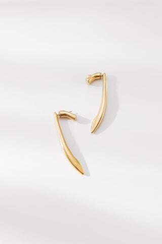 Noa earrings elongated gold silhouette side view